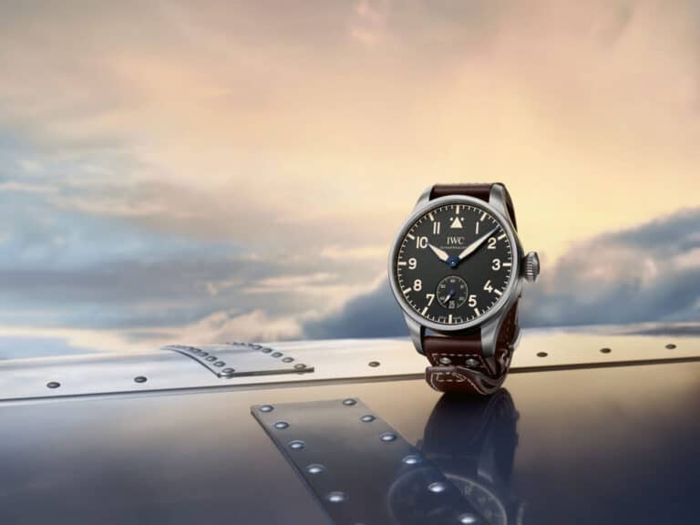 why do pilots wear two watches